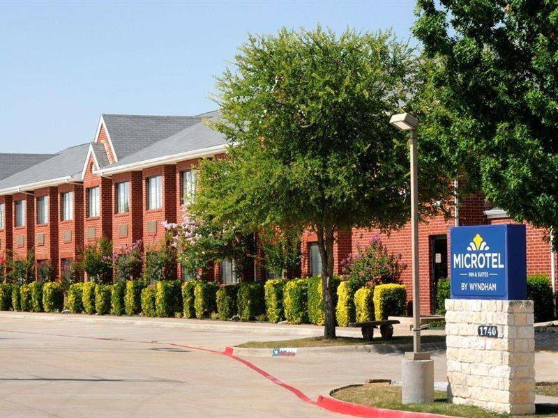 Travelodge By Wyndham Arlington/Dallas Area Exterior photo