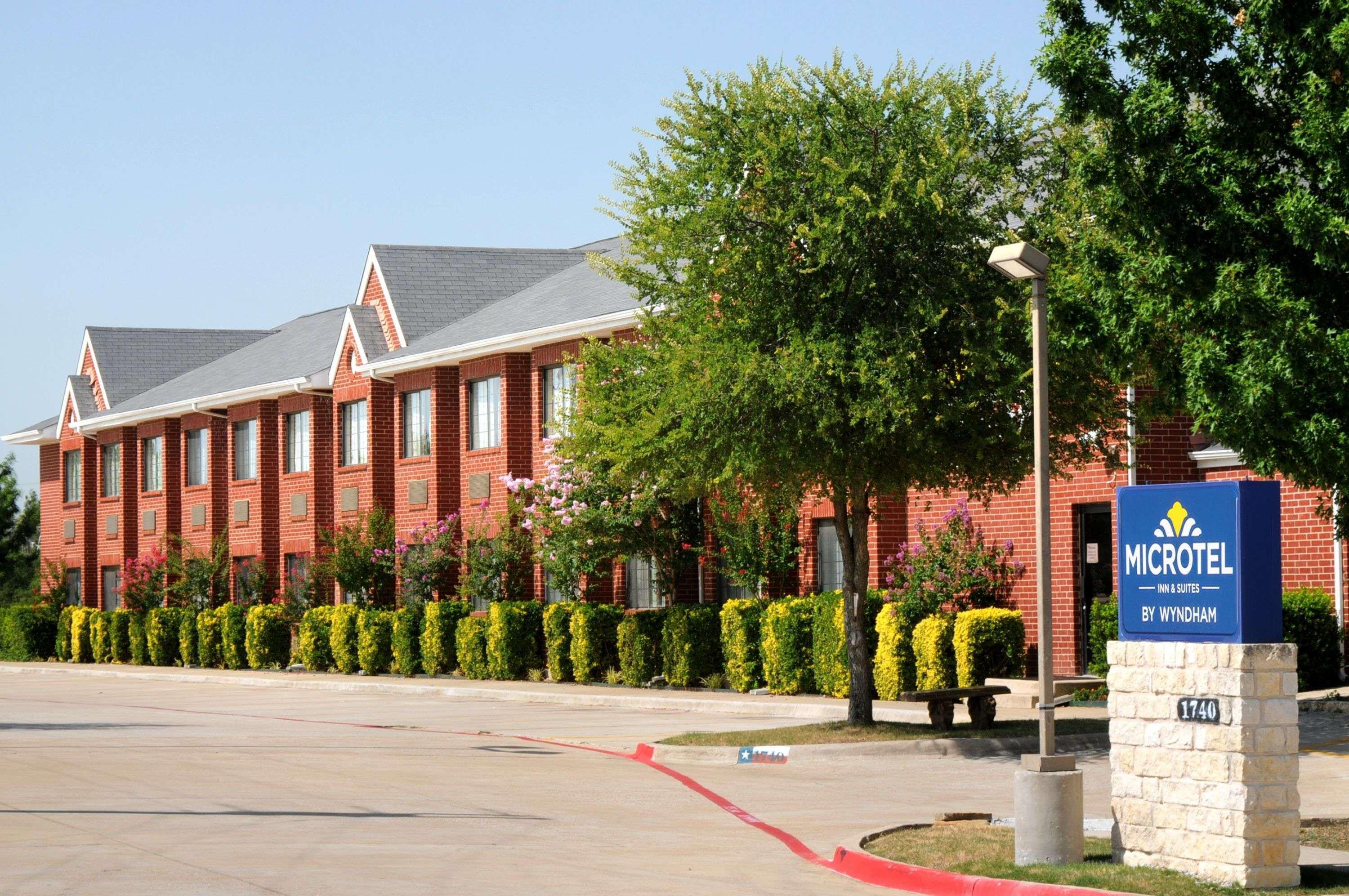 Travelodge By Wyndham Arlington/Dallas Area Exterior photo