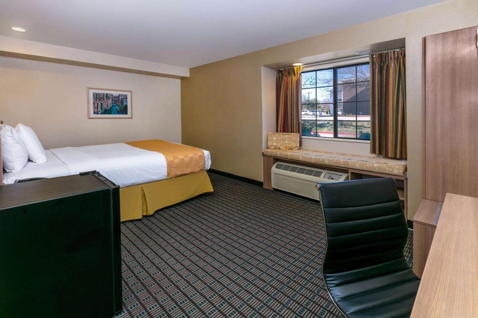 Travelodge By Wyndham Arlington/Dallas Area Exterior photo