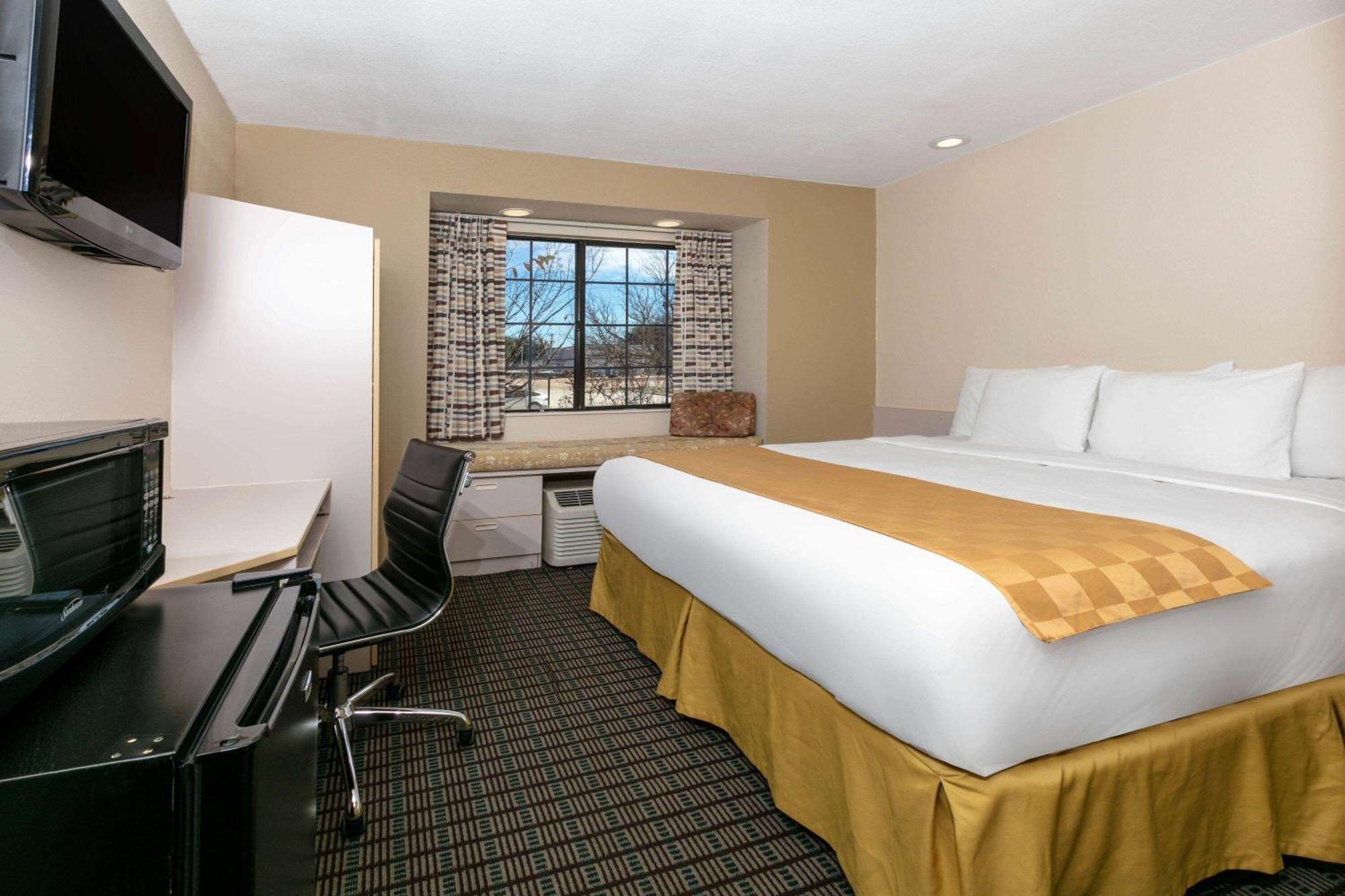 Travelodge By Wyndham Arlington/Dallas Area Exterior photo