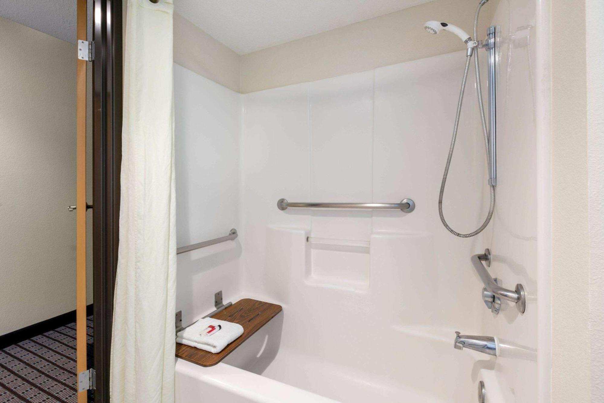 Travelodge By Wyndham Arlington/Dallas Area Exterior photo