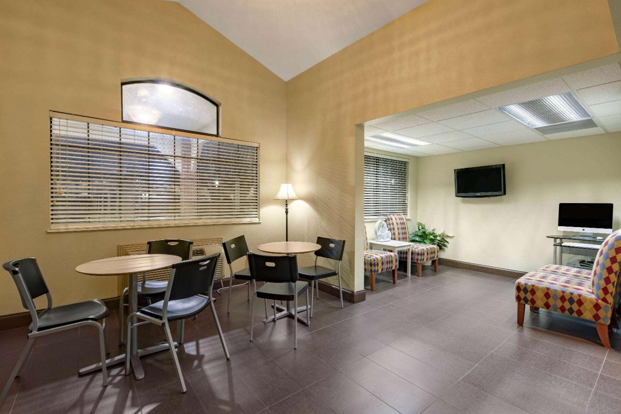 Travelodge By Wyndham Arlington/Dallas Area Exterior photo