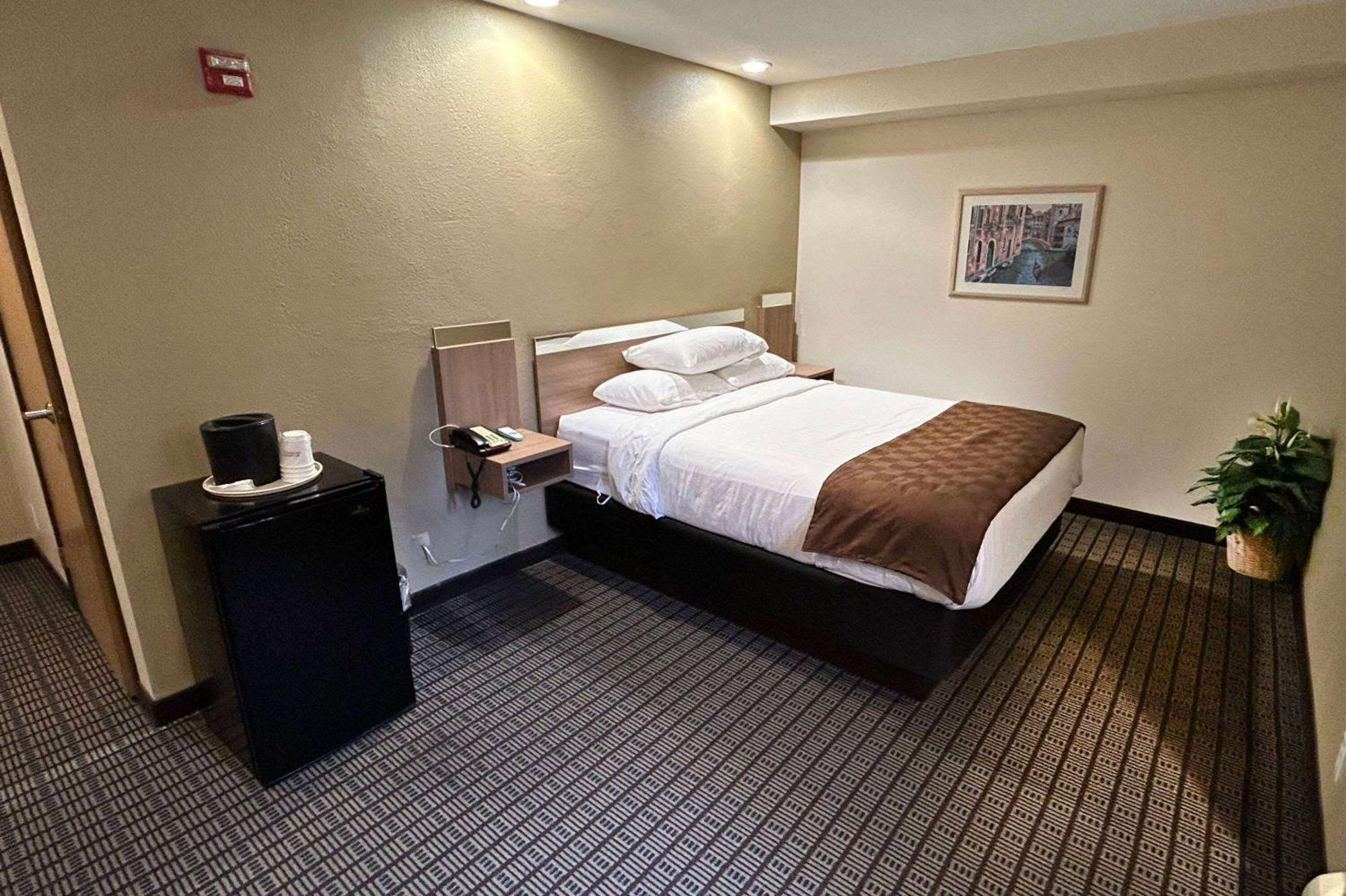 Travelodge By Wyndham Arlington/Dallas Area Exterior photo