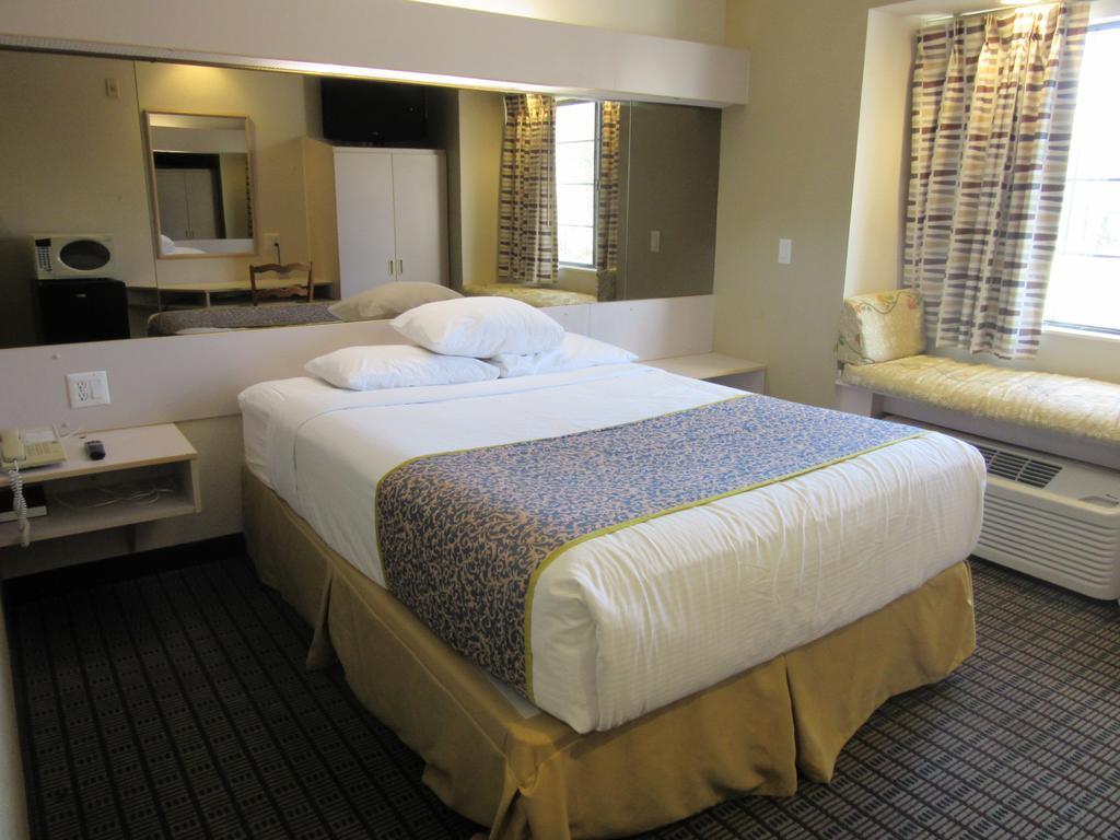 Travelodge By Wyndham Arlington/Dallas Area Exterior photo