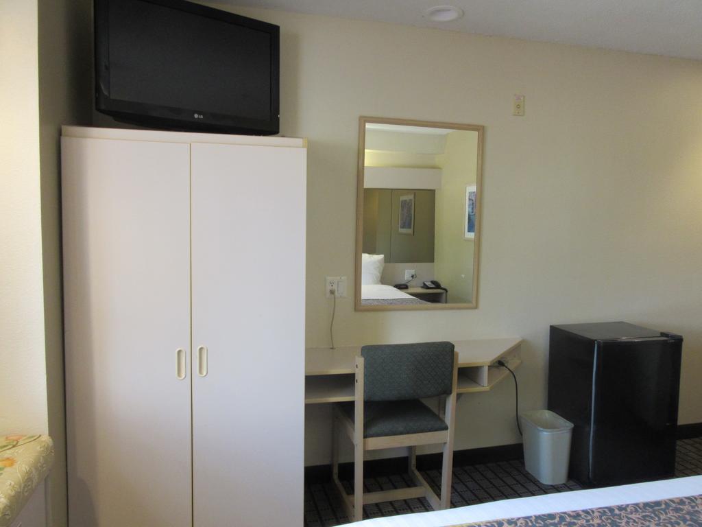 Travelodge By Wyndham Arlington/Dallas Area Exterior photo