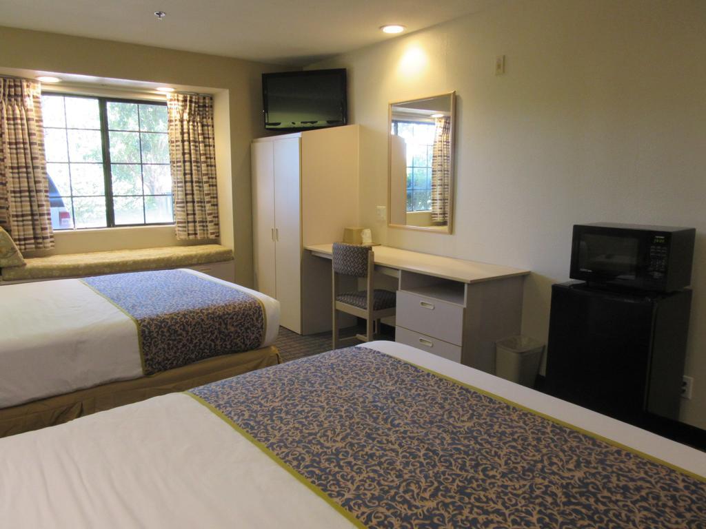 Travelodge By Wyndham Arlington/Dallas Area Exterior photo