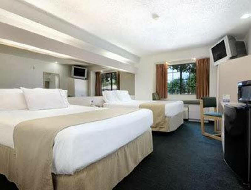 Travelodge By Wyndham Arlington/Dallas Area Exterior photo